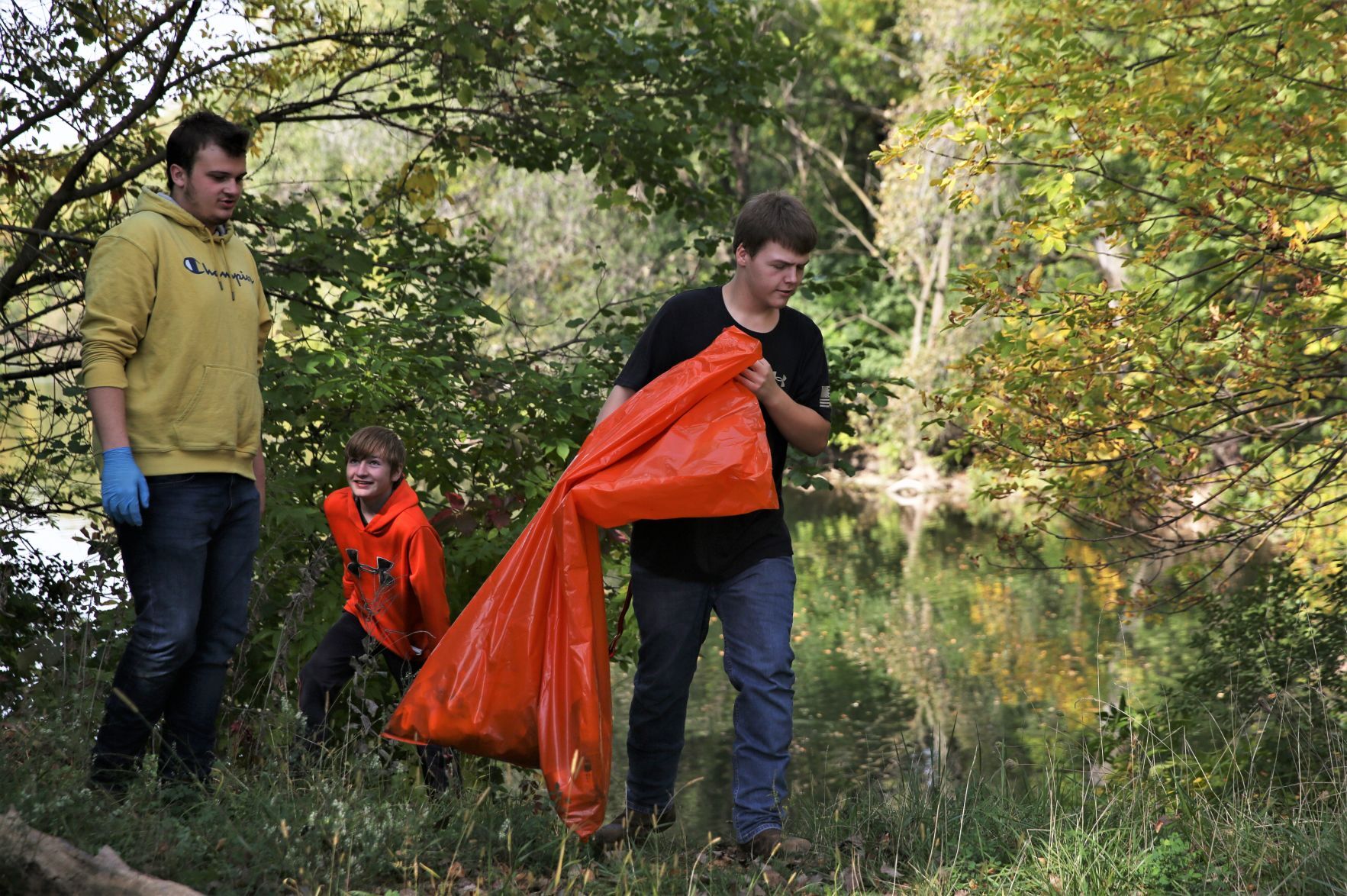 Mason City Alternative High School cleanup at Lester Milligan